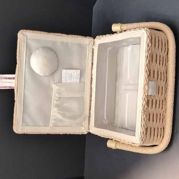 VGT,Dritz Woven/Wicker Small Sewing Basket with Striped Fabric. - Picture 5 of 13